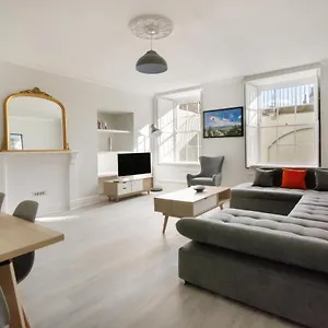 Free Parking! Very Large 2 Bedroom Clifton Flat Apartment Bristol